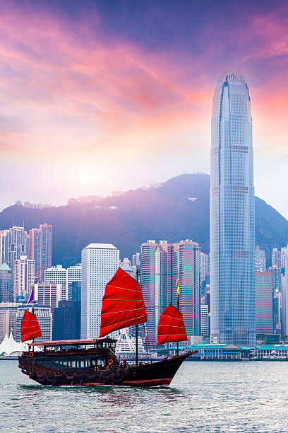 victoria harbour di hong kong - sunset built structure building exterior hong kong foto e immagini stock