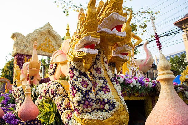 istock Gold dragon decorated with flowers, horizontal 518117990