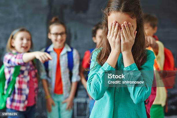 Mädchen Weint Stockfoto und mehr Bilder von Drangsalieren - Drangsalieren, Bildung, Schulgebäude