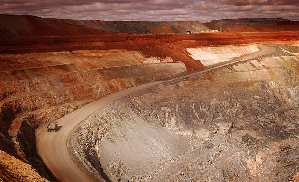 large angle de vue de haut de gamme avec une mine ouverte. - mine road photos et images de collection