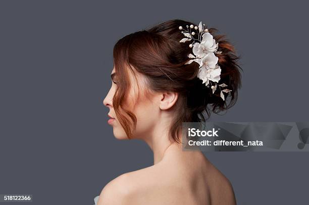 Elegante Hochzeitshochsteckfrisur Mit Kurzen Haaren Und Nackten Schulternkleid Stockfoto und mehr Bilder von Kurzes Haar