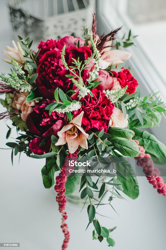 Foto de Casamento Buquê De Flores Em Vaso Vermelho Marsala Peonies Plano De  Fundo e mais fotos de stock de Vaso - iStock