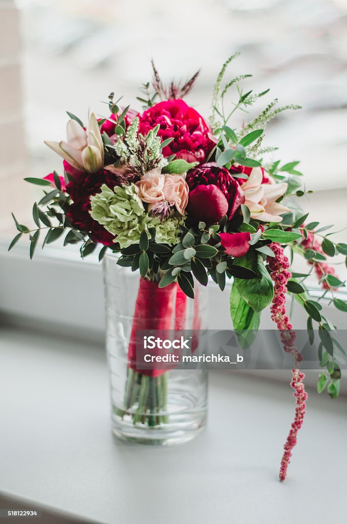 Foto de Casamento Buquê De Flores Em Vaso Vermelho Marsala Peonies Plano De  Fundo e mais fotos de stock de Arranjo - iStock