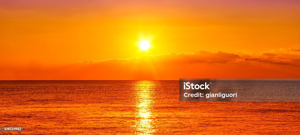 Al mar y al atardecer - Foto de stock de Puesta de sol libre de derechos