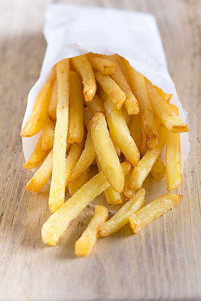 pommes frites - mitnehmen stock-fotos und bilder