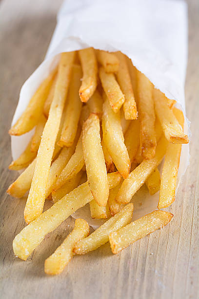 pommes frites - mitnehmen stock-fotos und bilder