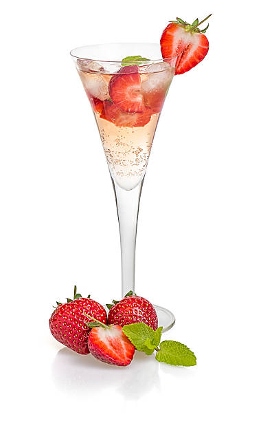 verre avec des fraises et menthe dans une flûte à champagne - ice cube cold mint punch photos et images de collection