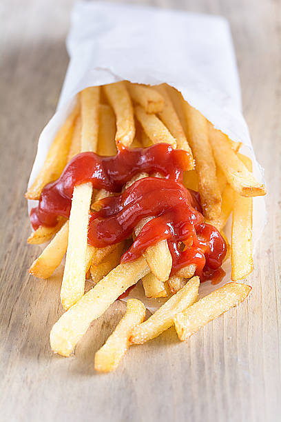 papas fritas al mit ketchup - mitnehmen fotografías e imágenes de stock