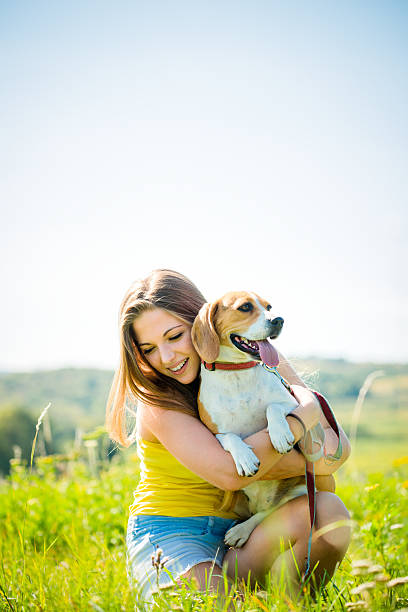 Jovem mulher com seu animal de estimação - fotografia de stock