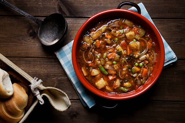 sopa el minestrón en la jarra - sopa de verduras fotografías e imágenes de stock