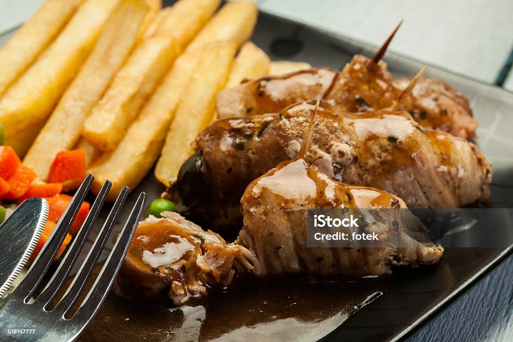 Cerdo rollos con papas fritas y verduras - Foto de stock de Alimento libre de derechos