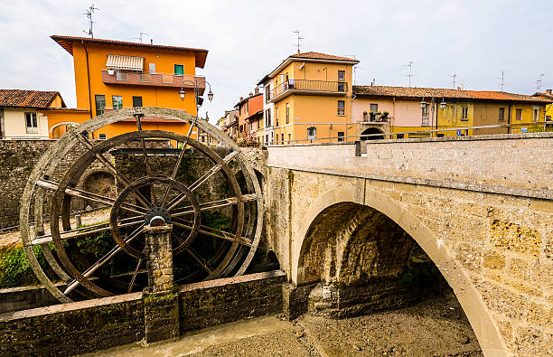 groppello d'adda (милан, ломбардия, италия), старинный мост и watermill - adda стоковые фото и изображения