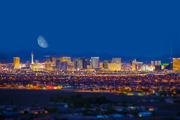 las vegas strip und mond - losvegas stock-fotos und bilder