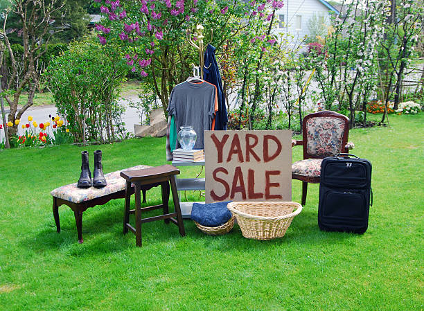 двор распродажа - garage sale sale furniture shopping стоковые фото и изображения