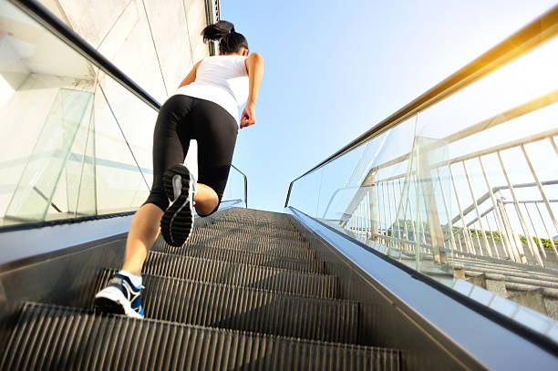 corredor de atleta corriendo por las escaleras mecánicas las escaleras. - escalator steps staircase moving up fotografías e imágenes de stock
