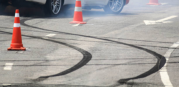 hamowanie nagłe kółka z dymu na drodze. - tire track track asphalt skidding zdjęcia i obrazy z banku zdjęć