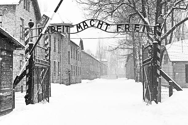 canta arbeit macht frei (trabalho liberta) de auschwitz ii birkenau - holocaust imagens e fotografias de stock