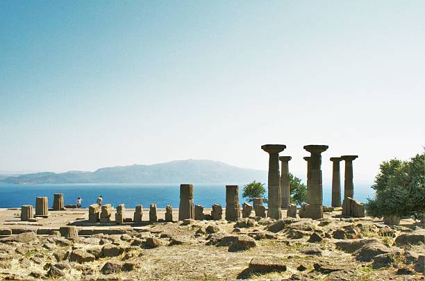 l'antica città di assos e colonne doriche - ayvacık foto e immagini stock