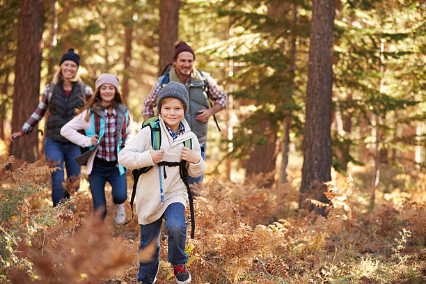 familie bei einer wanderung im wald, kalifornien, vereinigte staaten - family four people smiling autumn stock-fotos und bilder