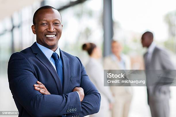Africana Trabajador De Oficina Con Brazos Cruzados Foto de stock y más banco de imágenes de Ejecutivo - Ejecutivo, Africano-americano, Afrodescendiente