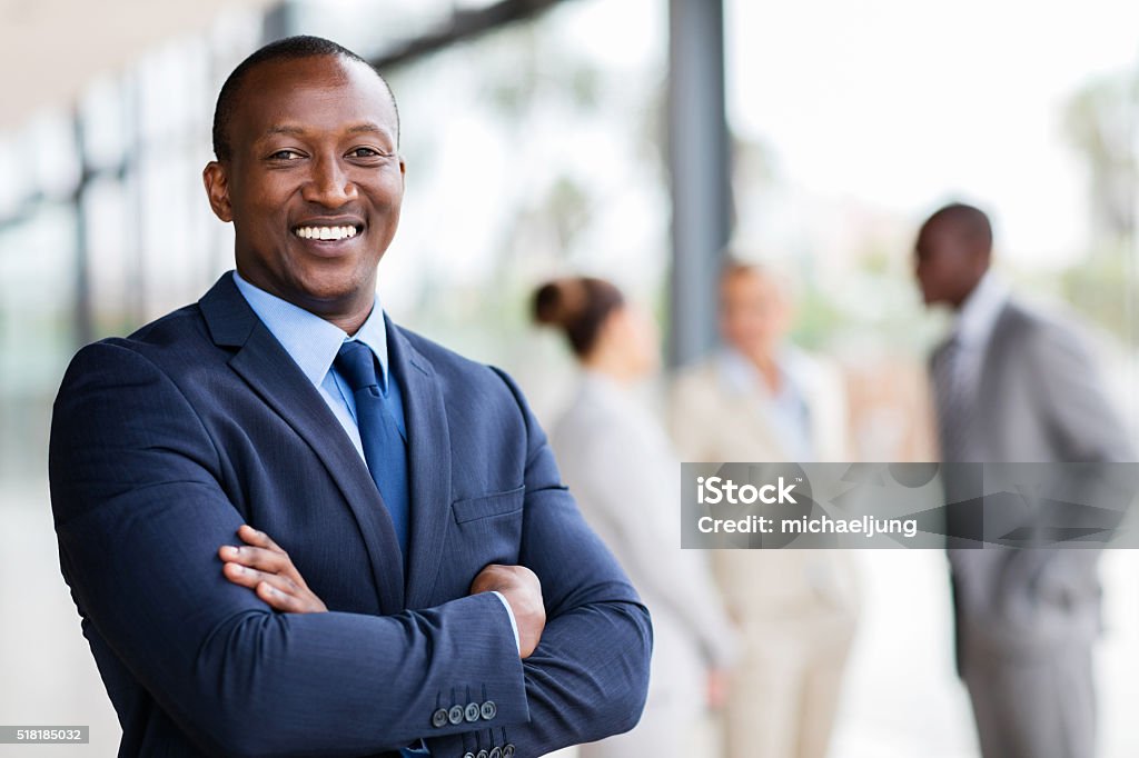 african Employé de bureau avec Bras croisés - Photo de Homme d'affaires libre de droits