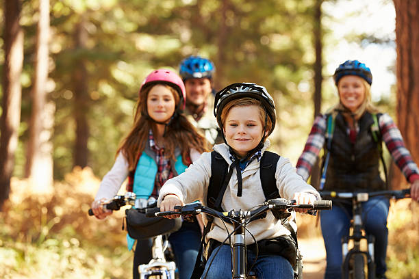 família, andar de bicicleta na trilha da floresta, vista frontal, close-up - cycling bicycle mountain bike sport - fotografias e filmes do acervo