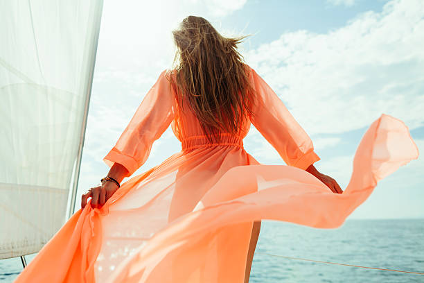 сексуальная женщина в морской круиз на яхте, пляжная одежда парео отдыха - swimwear people fashion model leisure activity стоковые фото и изображения