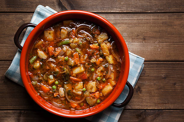 minestrone na panela de sopa - prepared potato food studio shot selective focus imagens e fotografias de stock