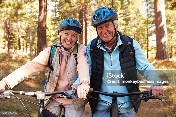 Senior Pareja Con Bicicletas De Montaña En El Bosque Retrato Foto de stock y más banco de imágenes de Andar en bicicleta