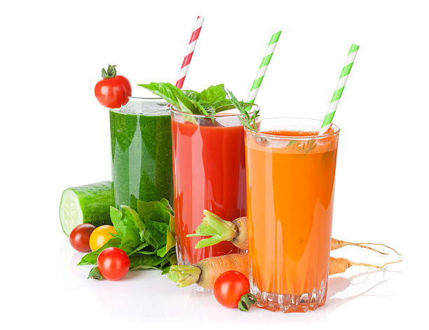 vegetales jugos frescos. tomate y pepino, zanahoria - juice vegetable fruit vegetable juice fotografías e imágenes de stock