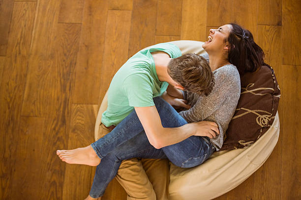 casal engraçado rir juntos na beanbag - tickling imagens e fotografias de stock