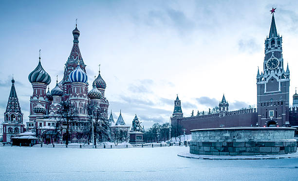 saint basil's cathedral en la plaza roja en moscú - kremlin fotografías e imágenes de stock