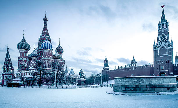 são basílio na praça vermelha em moscovo - kremlin imagens e fotografias de stock