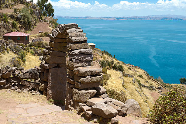 vista hacia el lago titicaca de taquile isla, bolivia - bolivia copacabana bolivian ethnicity lake titicaca fotografías e imágenes de stock