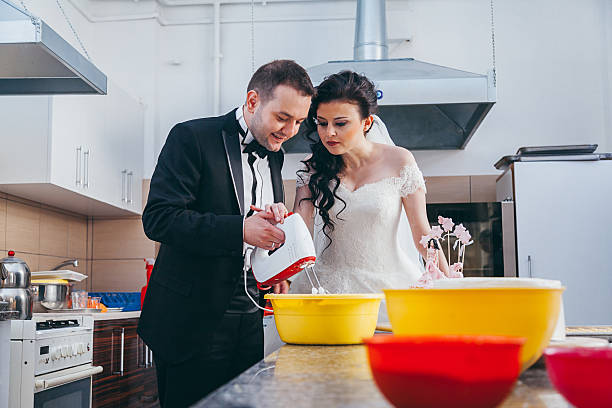実際 新郎新婦ウェディングケーキを焼くキッチン - wedding cake newlywed wedding cake ストックフォトと画像