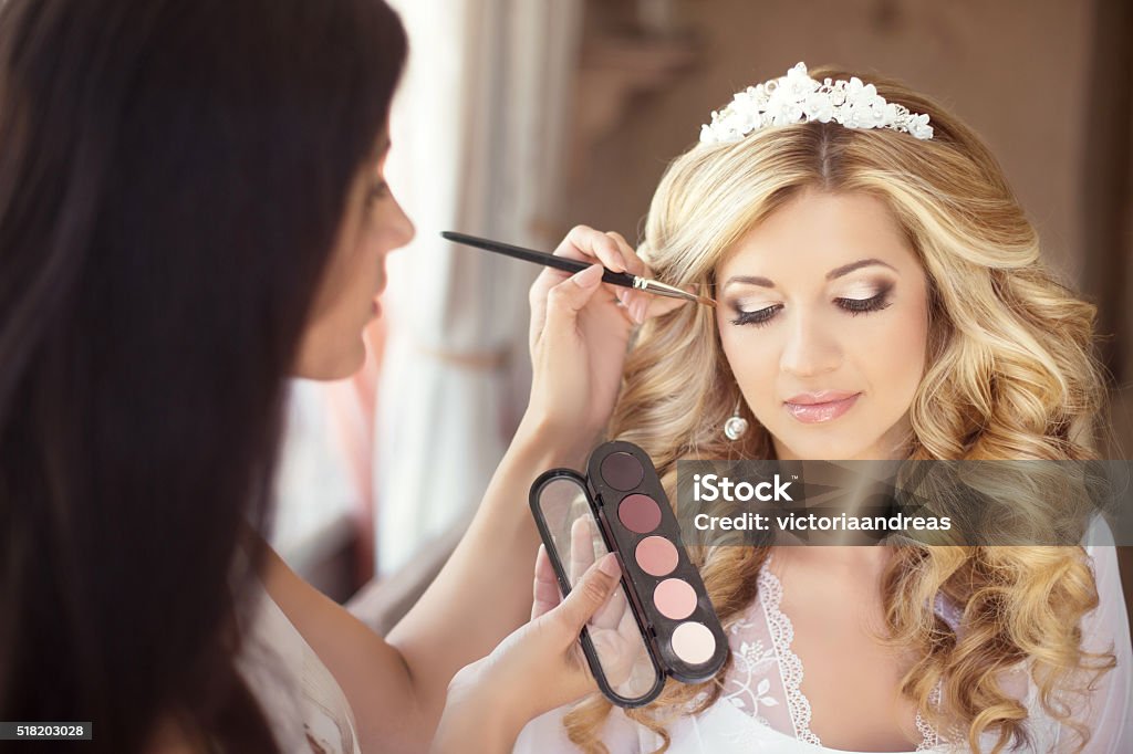 Schöne Braut Hochzeit Make-up und lockiges Frisur. Stylist - Lizenzfrei Bühnenschminke Stock-Foto