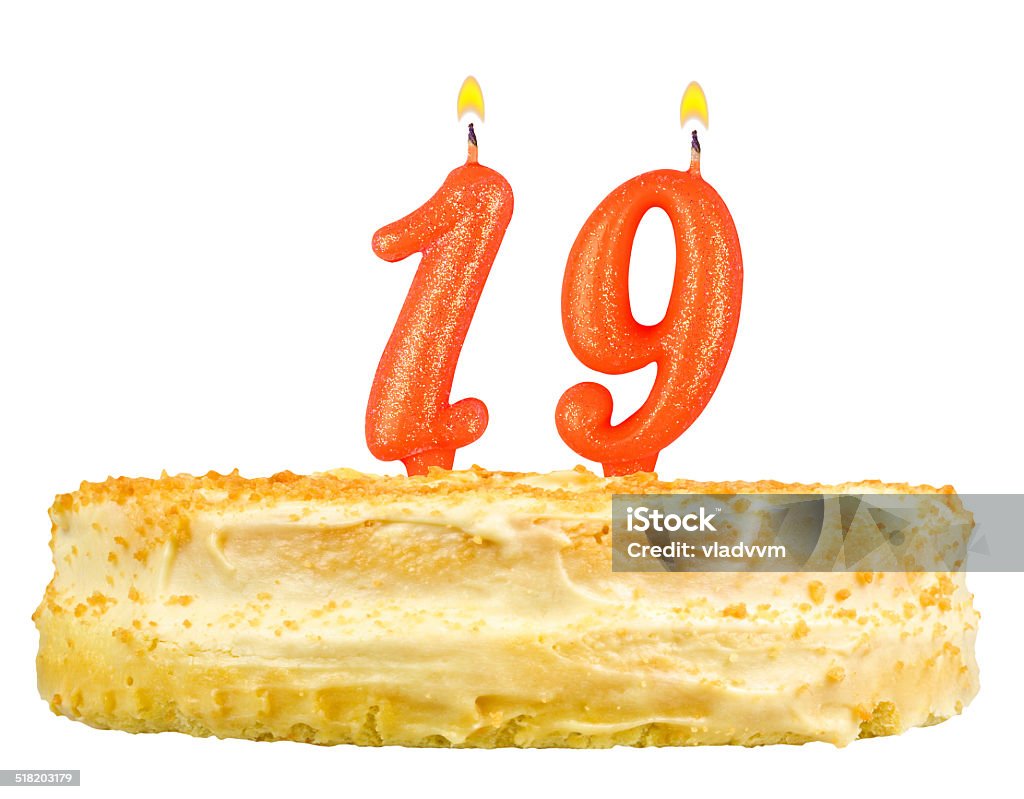 Torta Di Compleanno Con Candele Numero Diciannove Isolato Su Bianco -  Fotografie stock e altre immagini di 18-19 anni - iStock