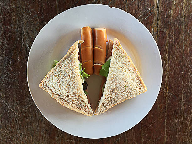 sanduíches de pequeno-almoço, salsichas. - sausagemeat imagens e fotografias de stock