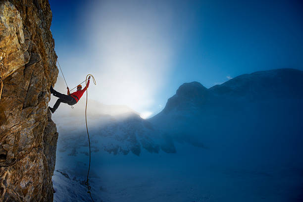 extremo invierno escalada - alto posición descriptiva fotografías e imágenes de stock