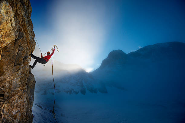 extreme winter climbing - tegenspoed stockfoto's en -beelden