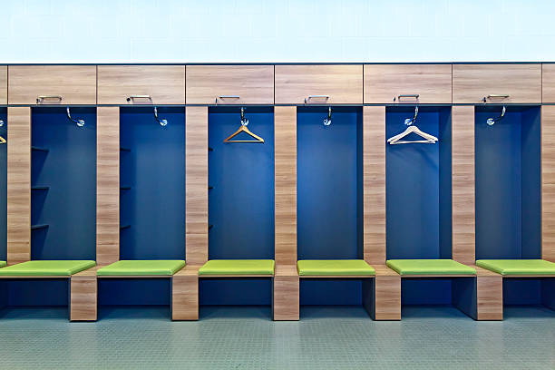 servicio de vestuario con casillero - locker room fotografías e imágenes de stock