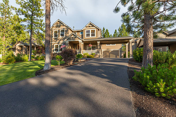 Beautiful Home Front elevation and driveway of a beautiful home. driveway stock pictures, royalty-free photos & images