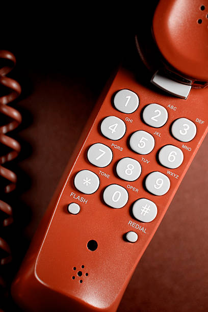 телефонная трубка крупным планом (красный - telephone telephone receiver phone cord telephone line стоковые фото и изображения