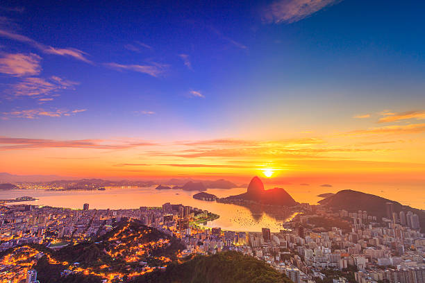 sonnenaufgang auf den zuckerhut in rio de janeiro - sugarloaf mountain mountain rio de janeiro brazil stock-fotos und bilder