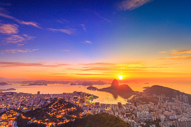シュガーローフ山の日の出、リオデジャネイロ - brazil rio de janeiro city sugarloaf mountain ストックフォトと画像