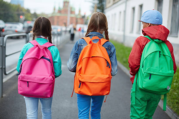 ir para a escola - mochila imagens e fotografias de stock