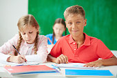 kinder-im-zeichnen-unterricht.jpg?b=1&s=170x170&k=20&c=VIIUjaVVSSBB178PtOufoiYyQDlXKpm06Zq1TYVDPhA=