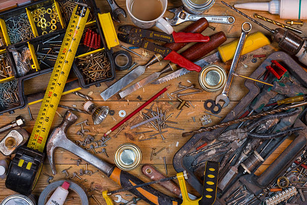 désordonné workbench-vieux outils - home improvement hammer work tool nail photos et images de collection