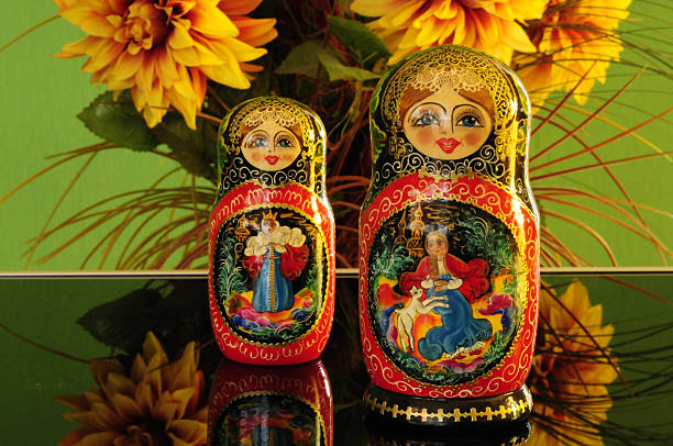 2 つのロシア マトリョーシカ 、緑色の背景、ロシアのシンボル - babushka russian nesting doll doll green ストックフォトと画像