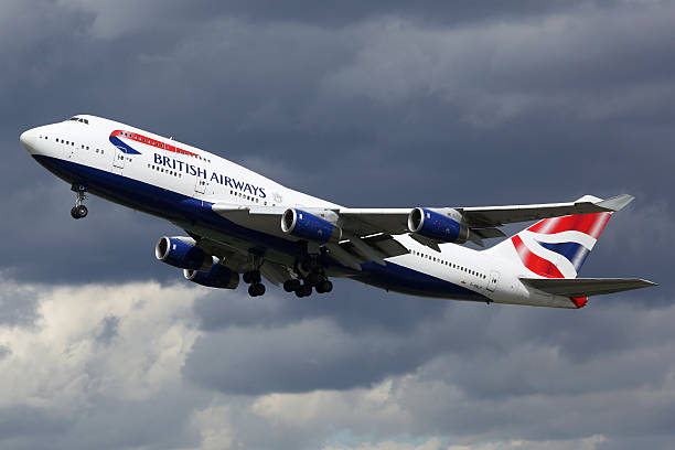 brytyjski drogi oddechowe samolot pasażerski boeing 747-400 lotniska heathrow - boeing 747 airplane taking off commercial airplane zdjęcia i obrazy z banku zdjęć